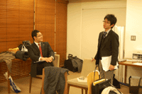 先輩登場 2人.gif